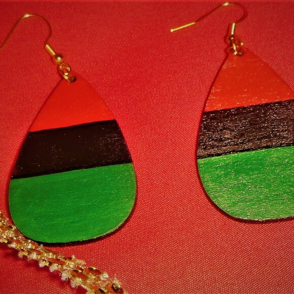 Afrocentric Earring / Wooden Earring / Handcrafted Earring / Tear Drop Earring - Picture 6 of 7